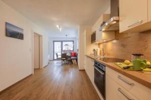 kuchnia ze zlewem i blatem w obiekcie Apartment Stubai w Neustift im Stubaital