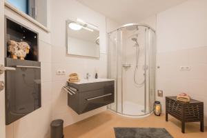 łazienka z umywalką i prysznicem w obiekcie Apartment Stubai w Neustift im Stubaital