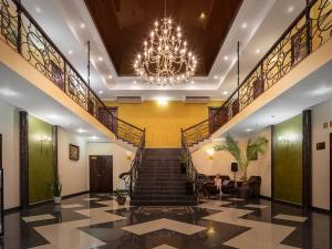 een grote lobby met een kroonluchter en een trap bij Park Hotel in Chmelnytsky