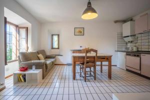 Kuchyň nebo kuchyňský kout v ubytování LA ROSA casa con vista lago dOrta