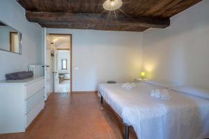 Giường trong phòng chung tại LA ROSA casa con vista lago dOrta