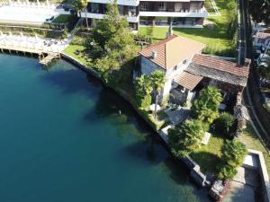 LA ROSA casa con vista lago dOrta з висоти пташиного польоту