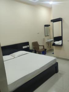 Ліжко або ліжка в номері SRI VIGNESH RESIDENCY