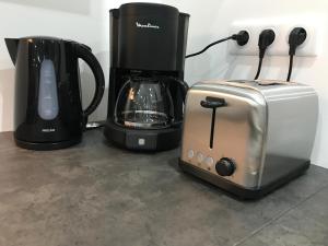 two coffee makers and a toaster on a counter at Superbe Appartement en Duplex - 4/6 Pers - 1er Etage - Blainville sur l'Eau in Blainville-sur-lʼEau