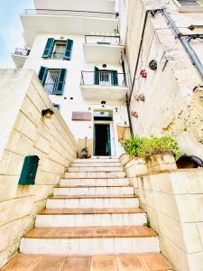 un conjunto de escaleras que conducen a un edificio en Il Sorriso Dei Sassi Rooms, en Matera