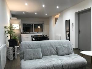 a bedroom with a bed and a living room with a piano at Superbe Appartement en Duplex - 4/6 Pers - 1er Etage - Blainville sur l'Eau in Blainville-sur-lʼEau