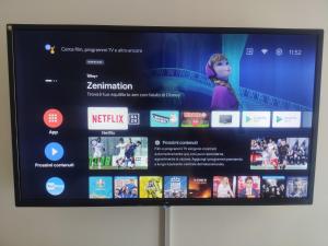 Телевизор и/или развлекательный центр в Appartamento Affaccio sul mare, Baia di Copanello