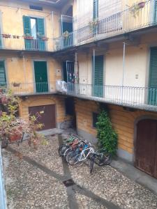 een groep fietsen geparkeerd voor een gebouw bij Romeo and Juliet Apartaments in Bergamo