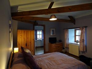 um quarto com uma cama e uma cómoda num quarto em The Old Mill em Wooler