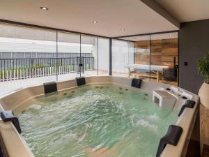 a jacuzzi tub in the middle of a house at Novotel Criciuma in Criciúma