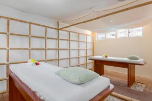a room with a bed and a table in it at Grand Lençóis Flat in Barreirinhas