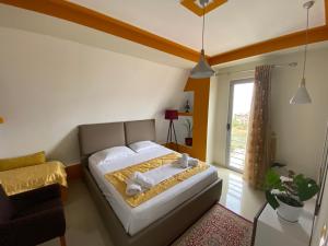 1 dormitorio con cama y ventana en Your Apartment, en Pogradec