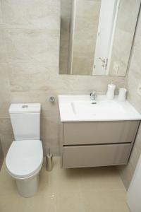 Łazienka w obiekcie Miramar Primera Linea de playa