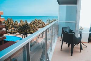 balkon z widokiem na ocean w obiekcie Miramar Primera Linea de playa w mieście Oropesa del Mar