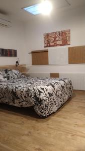 ein Schlafzimmer mit einem Bett in einem Zimmer in der Unterkunft Alla corte della suocera in Bari