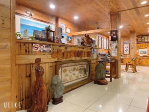 salon z kominkiem i drewnianymi ścianami w obiekcie 三仙台星辰民宿 w mieście Chenggong