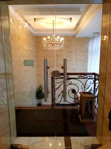 un vestíbulo con una lámpara de araña y una mesa en Happy Inn Sofiyskaya, en San Petersburgo