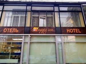 una señal de hotel en el lateral de un edificio en Happy Inn Sofiyskaya, en San Petersburgo