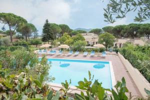 a swimming pool with lounge chairs and umbrellas at Hotel Cantalodole in Magione