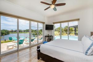 Utsikt mot bassenget på Best Private Cocotal Villas in Punta Cana eller i nærheten