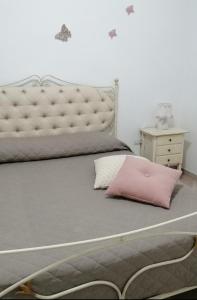 Dormitorio con cama con almohada rosa en Elisea House, en Oria