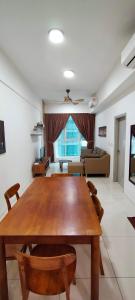 - une salle à manger avec une table et des chaises en bois dans l'établissement Sutera Avenue Kota Kinabalu, à Kota Kinabalu