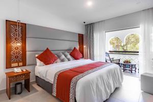 - une chambre avec un grand lit et une table dans l'établissement Southern Palms Beach Resort, à Diani Beach