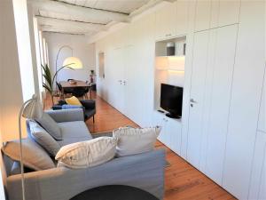 Uma televisão e/ou sistema de entretenimento em Oporto Delight 3 Luxury Apartment in Historic Center Max 4p