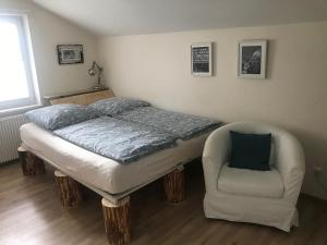 Un pat sau paturi într-o cameră la Gästehaus Grabbe