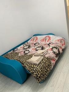 Una cama con una manta encima. en Studio-Ion Mihalache-Bucuresti en Bucarest