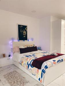 a bedroom with a large bed with a colorful blanket at Estudio Estadio Wanda Metropolitano in Madrid