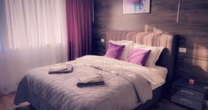 Cama o camas de una habitación en Lovely 2 Rooms apartment in the CENTER of the city