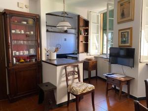 cocina con encimera y silla en una habitación en LIGURIA HOLIDAYS - La casetta sul porticciolo, en Camogli