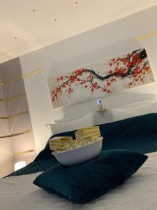una ciotola di popcorn seduta sopra un letto di Au petit nid Froissart a Chimay