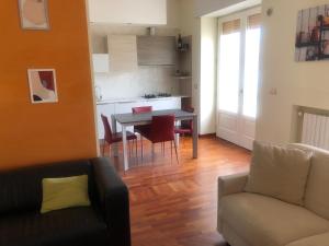 ein Wohnzimmer mit einem Tisch und Stühlen sowie eine Küche in der Unterkunft Casa Centrale- Holiday House in Matera