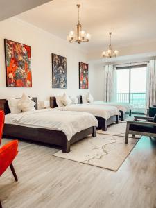 Una cama o camas en una habitación de Mina AlFajer Apartments