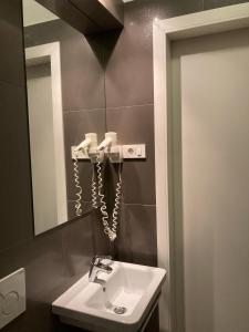 盧比安納的住宿－Twix apartment，一间带水槽和镜子的浴室