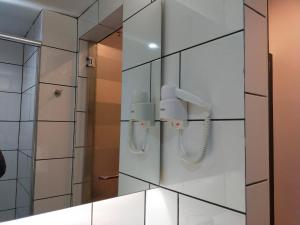 Bilik mandi di Lazdana Hotel Kuala Lumpur
