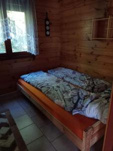 Tempat tidur dalam kamar di Agroturystyka na wsi w borach tucholskich