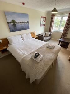 Säng eller sängar i ett rum på Yaxham Mill