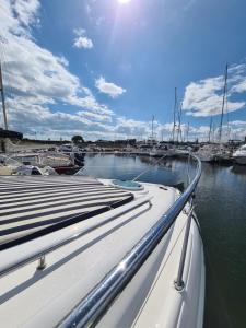 利明頓的住宿－Y-Knot-Two Bedroom Luxury Motor Boat In Lymington，船停靠在码头,船载