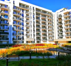 budynek mieszkalny z ogrodem przed nim w obiekcie Apartament Voila w Warszawie