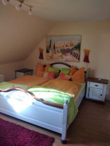 um quarto com uma cama grande num quarto em Ferienhaus Badetz em Badetz
