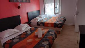 Posteľ alebo postele v izbe v ubytovaní Hotellerie Normande