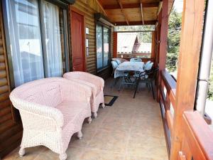 a screened porch with wicker chairs and a table at WilAnn SPA in Pichilemu