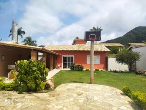 a basketball hoop in front of a house at Cantinho de Barê in Barequeçaba