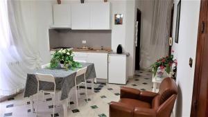 een keuken met een tafel en stoelen in een kamer bij La casa del mugnaio 2019 in Castronuovo di Sicilia