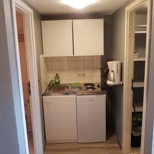 A kitchen or kitchenette at Stadtnah an der Förde 104