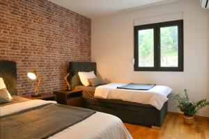 Een bed of bedden in een kamer bij Apartments at Ljubovic Hill Park