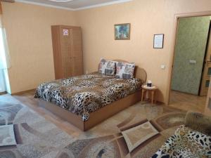 a bedroom with a leopard print bed in a room at Апартаменти на Вул Перемоги 8 дрiб 3 in Khmelnytskyi